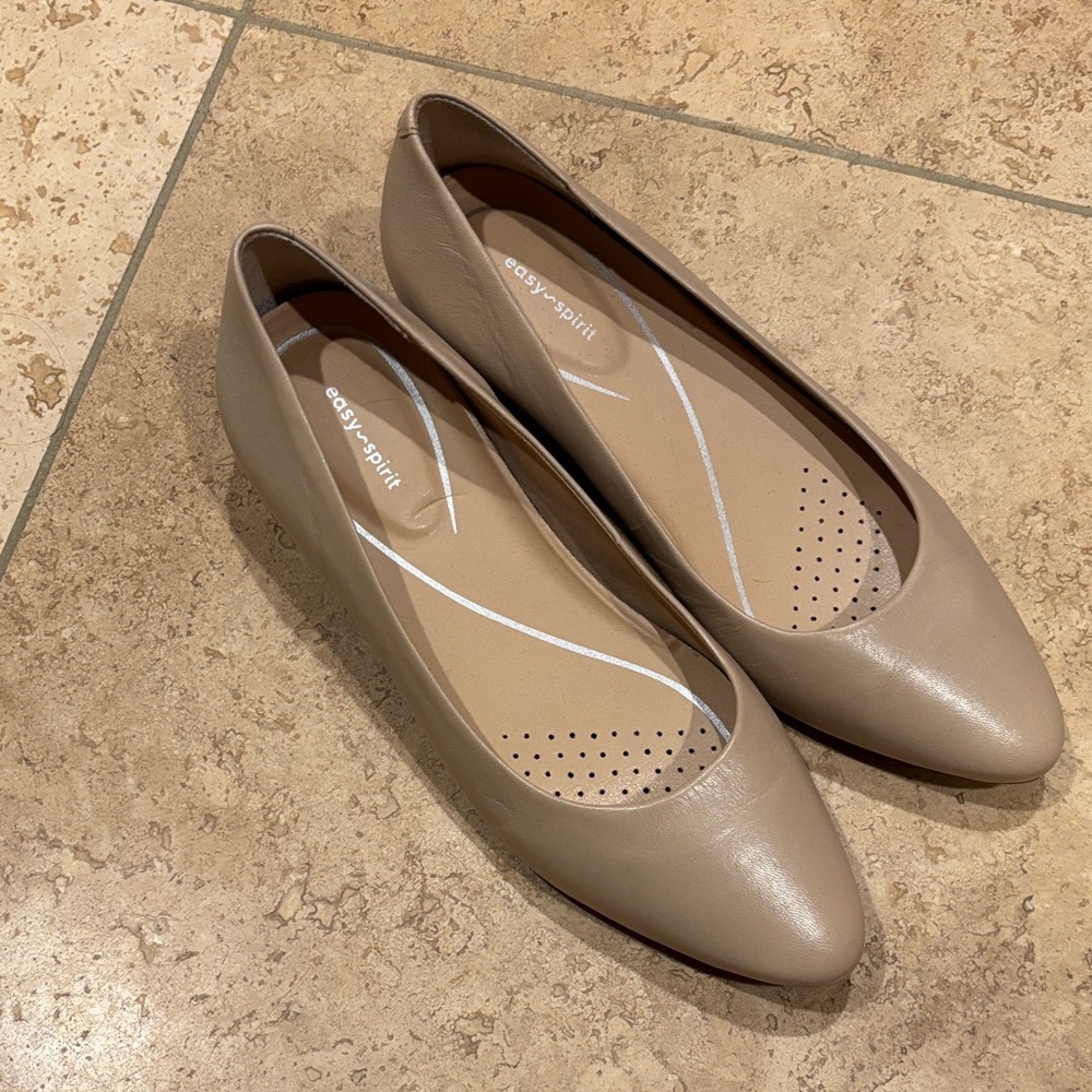 Easy Spirit Women's Beige Loafers size 6.5